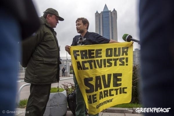 Una manifestación de una sola persona para apoyar a los 30 del Arctic