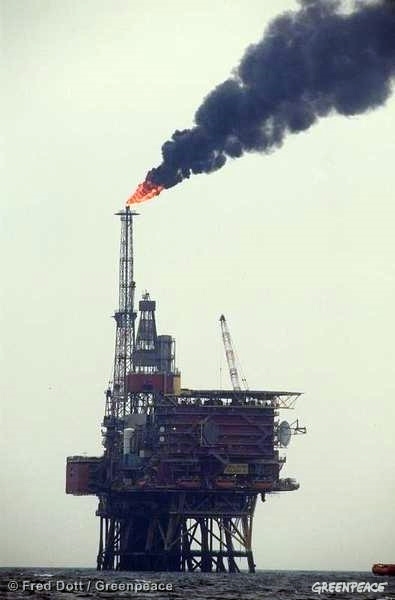 Torre petrolífera en el mar