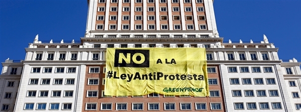 Acción de Greenpeace en el Edificio España contra la Ley Anti Protesta