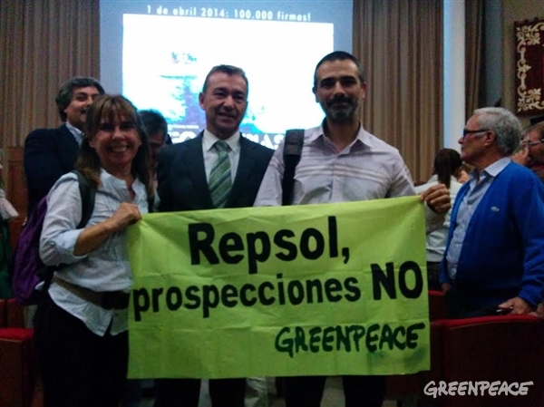 Presidente de Canarias junto a miembros de Greenpeace