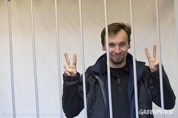 Tomasz está encarcelado por detener el Ártico
